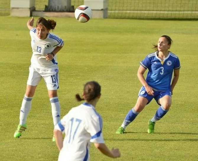 Valentina Šakotić (plavi dres)
