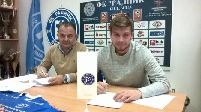 Domagoj Franić potpisuje ugovor / foto: FK Radnik
