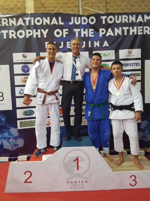 Željko Šiljegović sa kadetskim osvajačima medalja