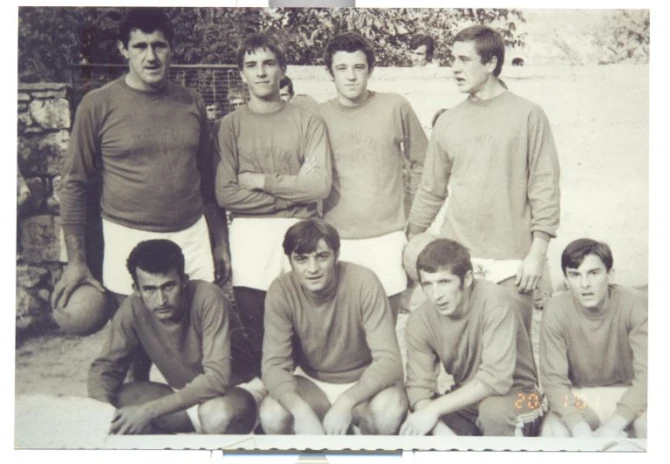 Ekipa Jugometala iz 1972.godine. Jovo Đurić u gornjem redu skroz lijevo.  Foto/Privatna arhiva Žarko Janjić