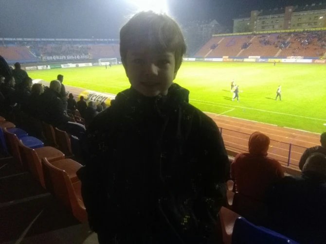Voli Borac i kad gubi. Mali navijač na Gradskom stadionu.