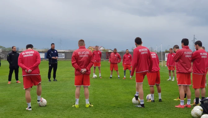 Igor Janković sa igračima Kozare