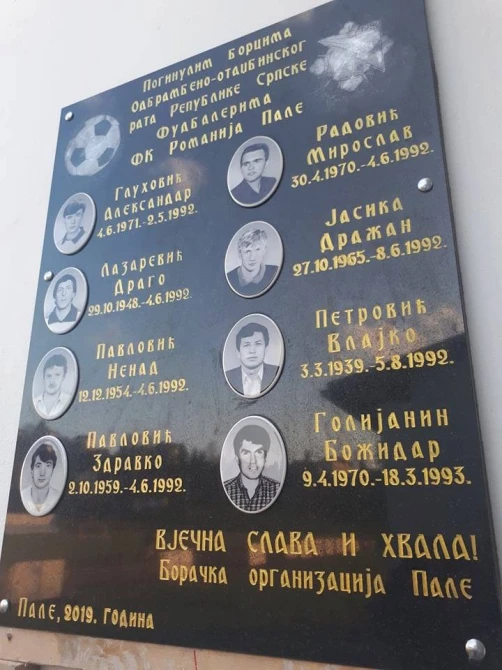 Spomen ploća poginulim članovima Romanije u otadžbinsko-odbrammbenom ratu