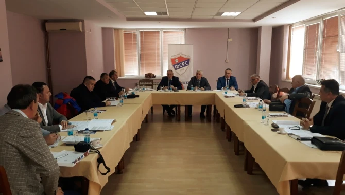 Glsalo devet članova, odsutno šet: Izvršni odbor FS RS