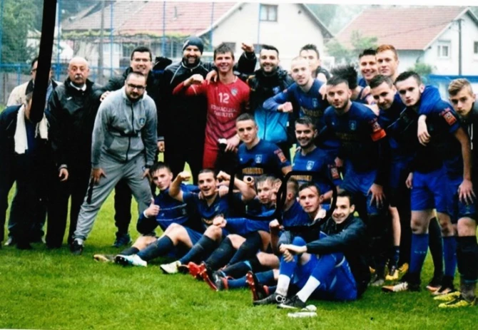 Radnik je priložio i fotografiju nastalu poslije utakmice, te označio dva sporna fudbalera