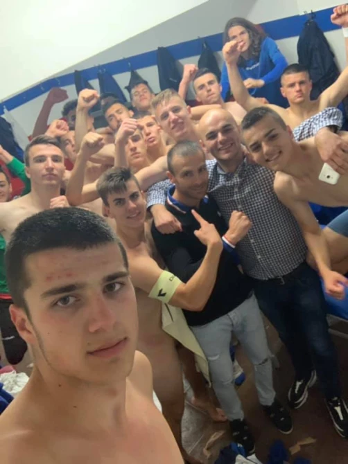Branislav Arsenijević i Njegoš Bujak sa juniorima Slavije nakon odlučujuće utakmice u Banjoj Luci