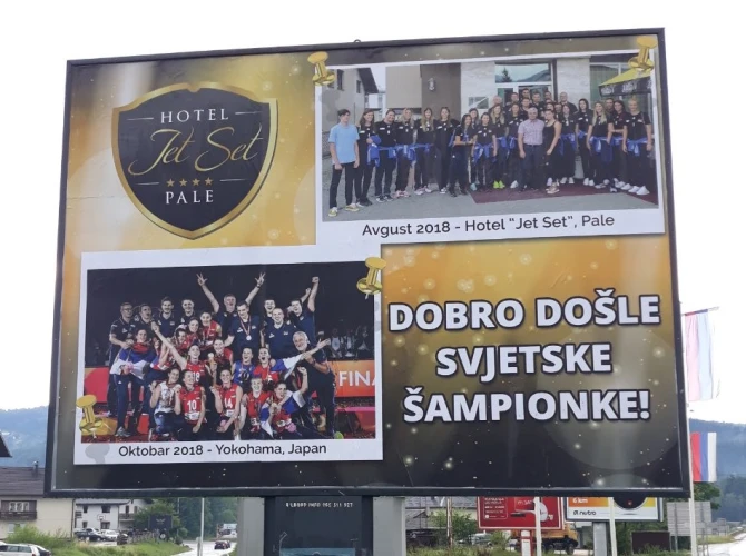 Dobrodošlica reprezentaciji Srbije na bilbordu na Palama