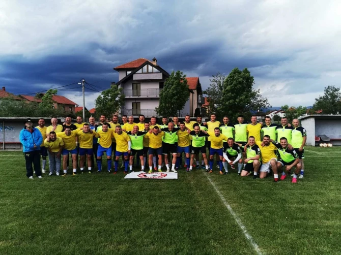 Zajednička fotografija veterana Kantona Sarajevo ''Treće poluvrijeme'' i FK Slavija