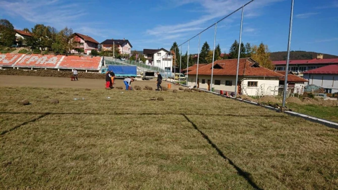 Postavljanje trave na stadionu Luke, Mrkonjić Grad
