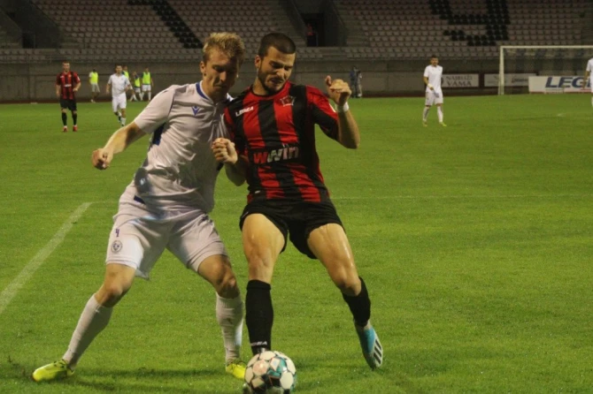 Nemanja Tomašević u duelu sa Harisom Hajdarevićem/ FK Željezničar.ba