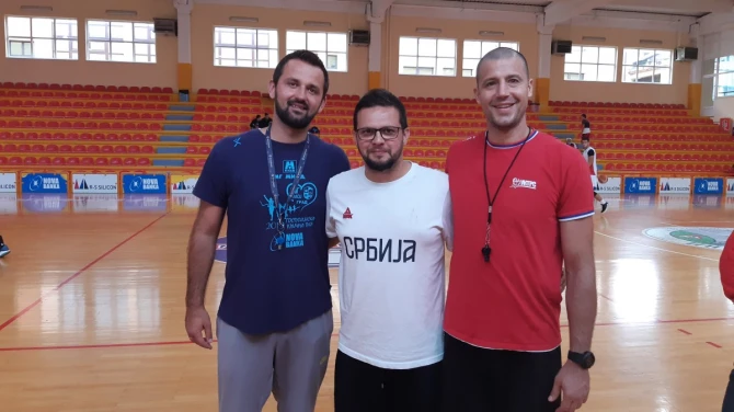 Milaković, u sredini, sa pomoćnicima