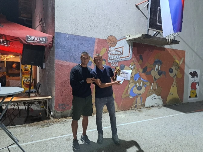 Uručenje pehara za treće mjesto ekipi Restoran Jelen Kladari