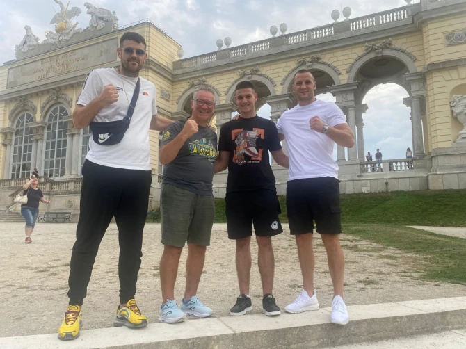 Članovi KBV Derventa sa Raffaele Bergamaskom, trenerom bokserskih olimpijskih reprezentacija Italije i sada Indije