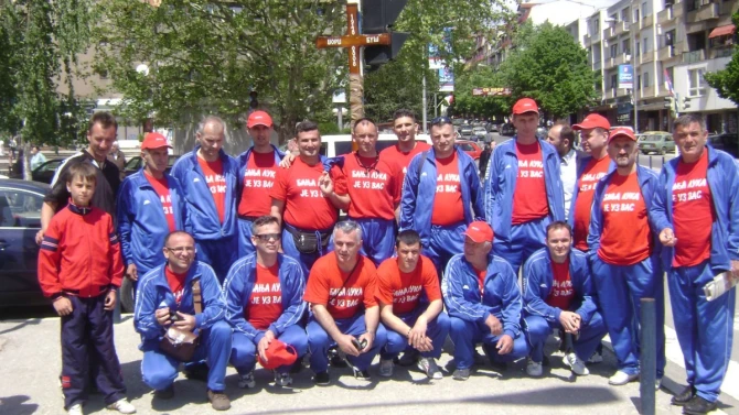 Veterani FK Vrbas na mostu na Ibru u Kosovskoj Mitrovici, 3. maja 2008. godine