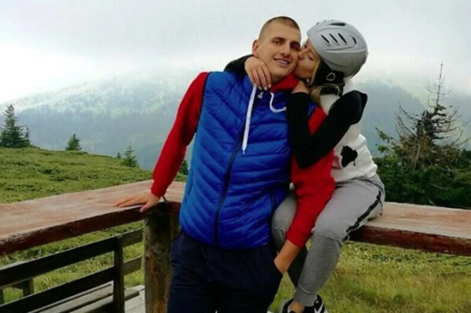 Nikola Jokić sa suprugom