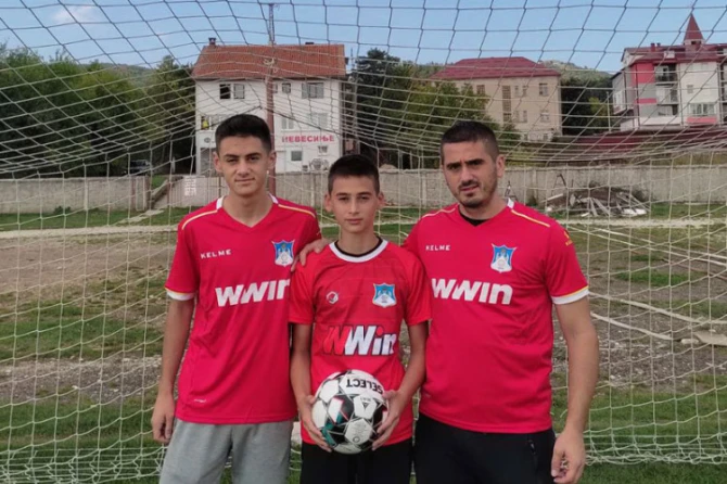 Sergej i Goran sa najmlađim Danilom koji također igra fudbal