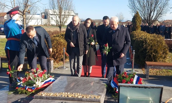 Predstavnici institucija Republike Srpske polažu venac