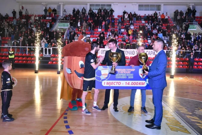 Jovan Katić i Mirko Čampara uručuju nagradu