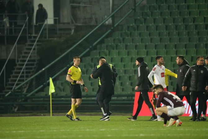 Senijad Ibričić verbalno napada sudiju Matea Musu FOTO: FK Borac/N. Kulaga