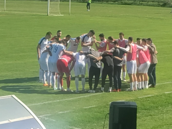 Fudbaleri Radnika prije meča u Laktašima FOTO: sportdc