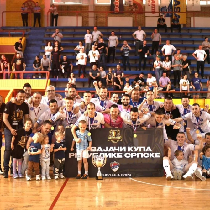 KMF Radnik s pobjedničkim peharom FOTO: KMF Radnik