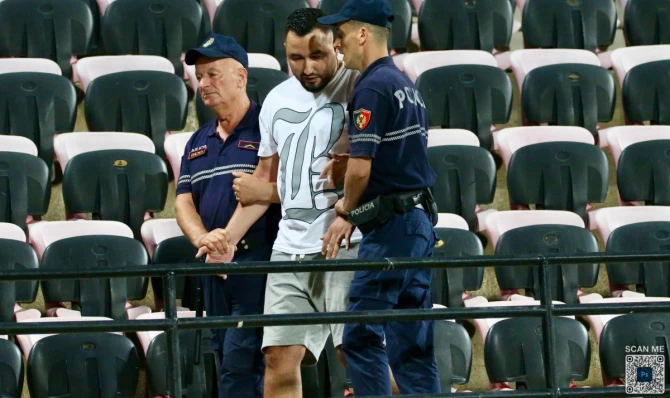 Huligan u rukama policije FOTO: FK Borac/N. Kulaga