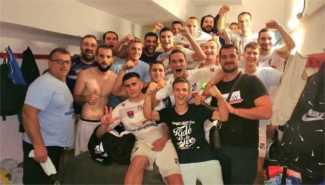 Fudbaleri Omarske s trenerom Stojnićem FOTO: FK Omarska