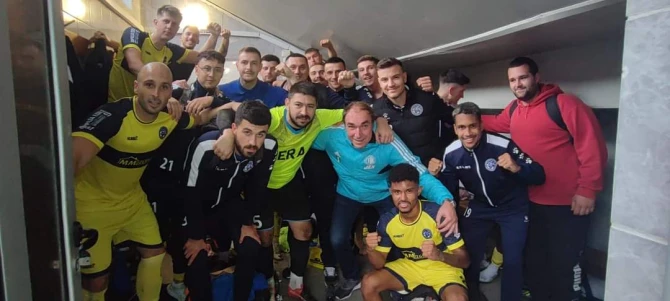 Igrači OFK Brda slave pobjedu u Trnu FOTO: OFK Brdo