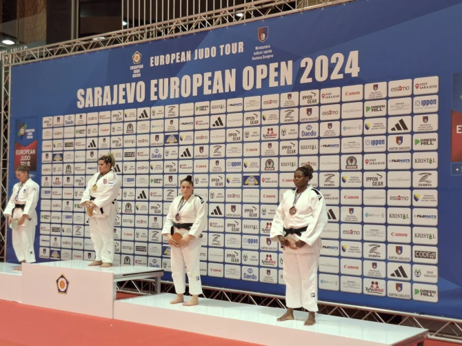 Lana Bjelica bronzana