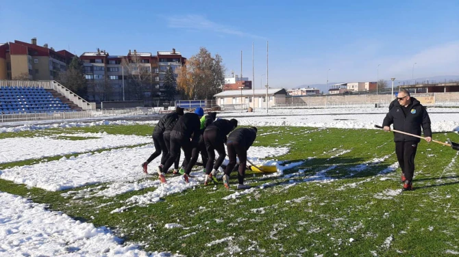 Čišćenje snijega u Prijedoru FOTO: FK Rudar Prijedor