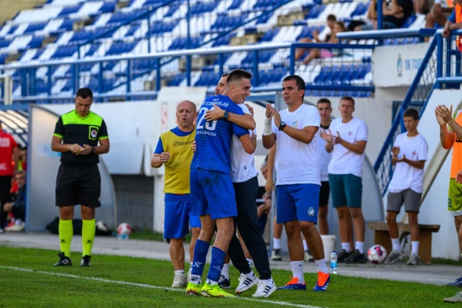 U zagrljaju trenera Muminovića/ Vasilije Marković