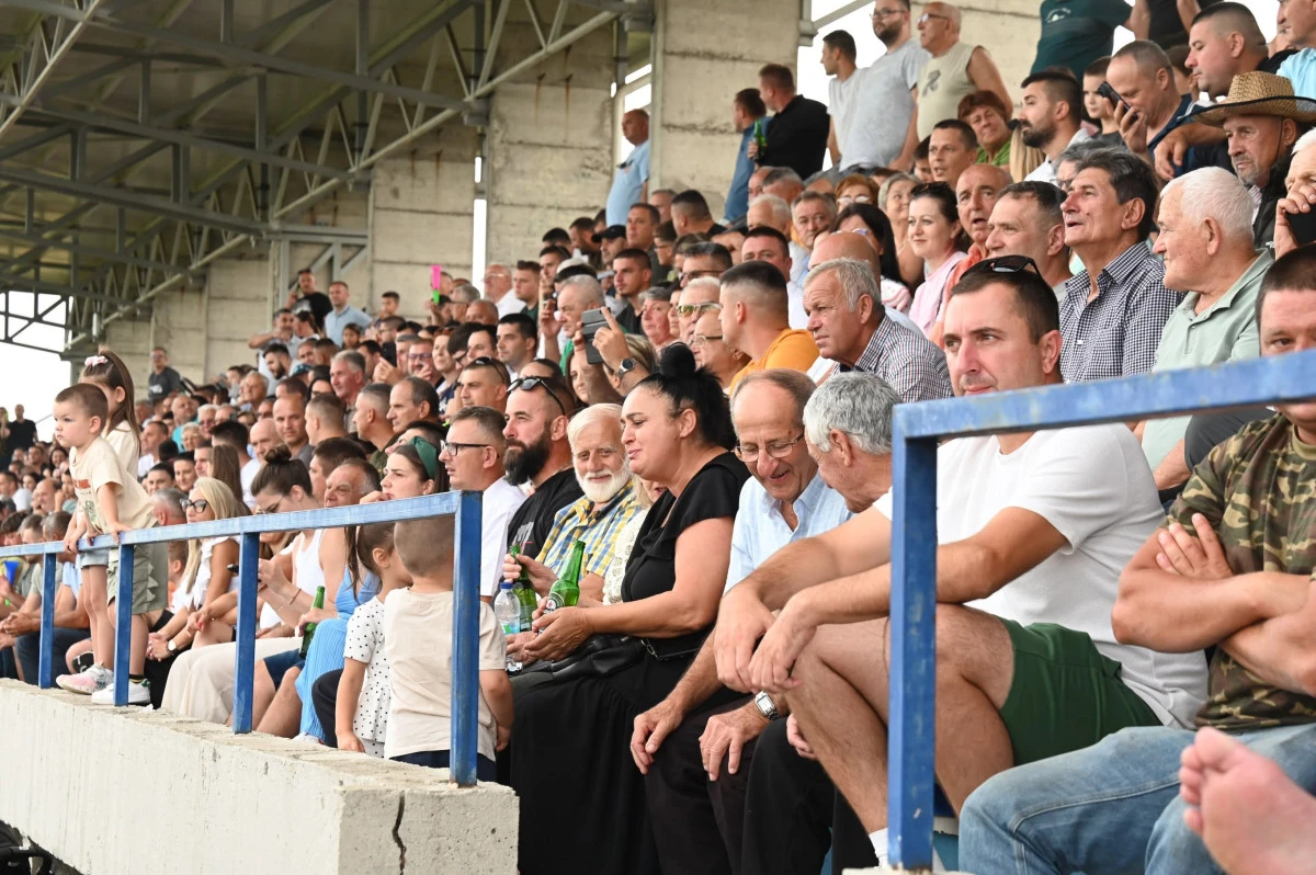 Pune tribine Gradskog stadiona u Laktašima FOTO: Radio laktaši