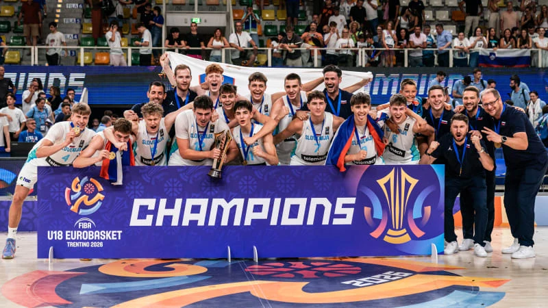 Slavlje U18 reprezentacije Slovenije. Foto: FIBA