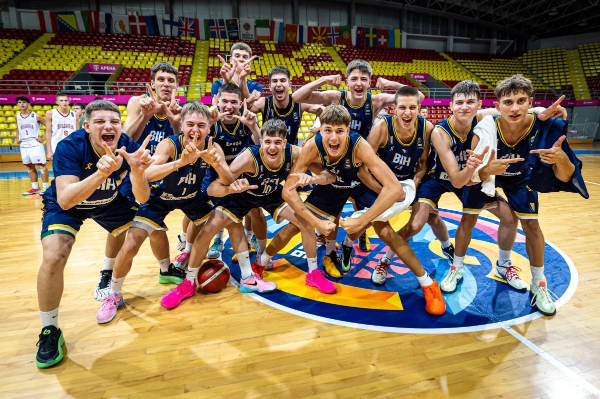 Slavlje mladih košarkaša BiH nakon pobjede nad Bugarskom. FOTO: FIBA