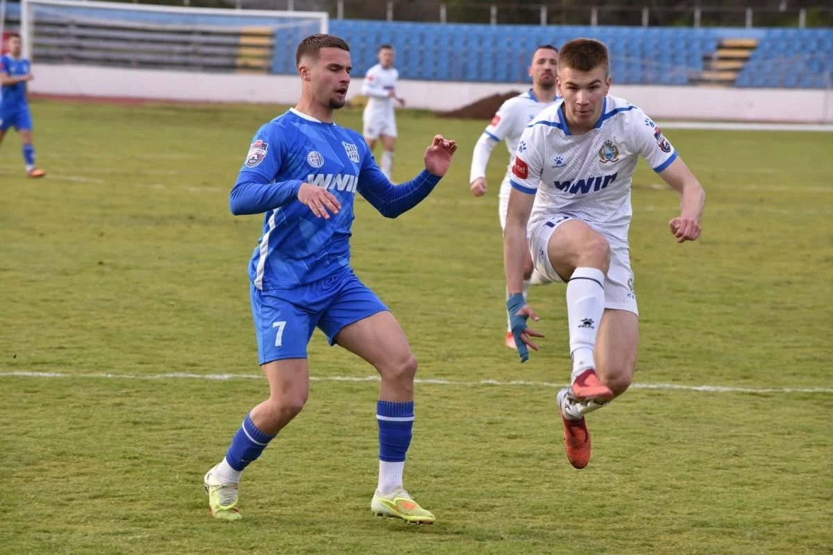 Bogdanić (plavi dres) ostaje u Leotaru/ Vaso Ljubenko