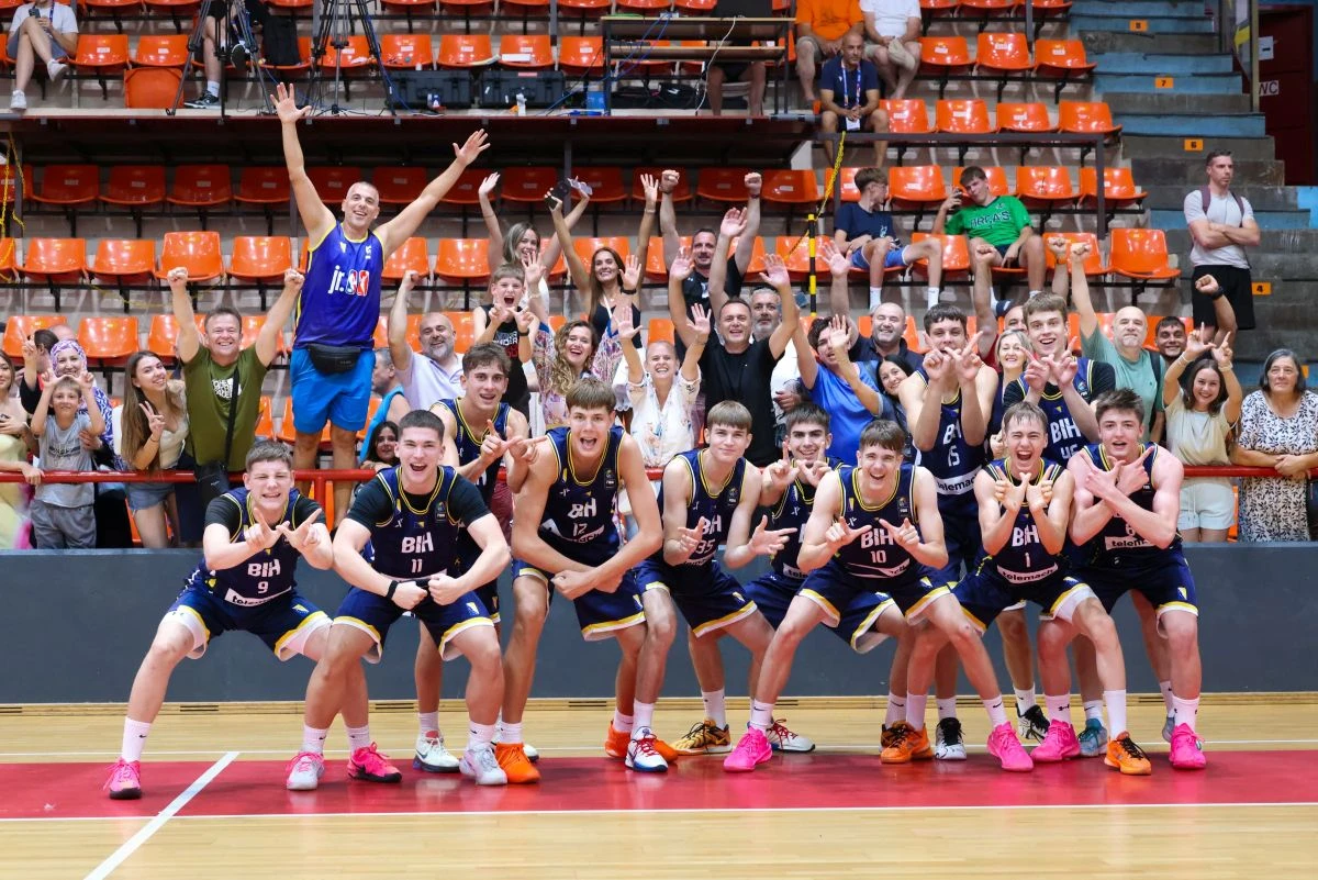 Slavlje mladih košarkaša BiH nakon pobjede nad Velikom Britanijom. FOTO: FIBA