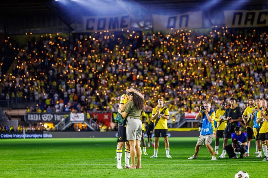 Stadion U Bredi Utihnuo Navijaci Nac A Pruzili Podrsku Fudbaleru Nakon Tragedije