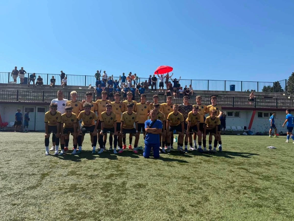 Kadeti Slavena pred meč u Doboju. FOTO: Fejsbuk „Omladinske selekcije NK Slaven Živinice“
