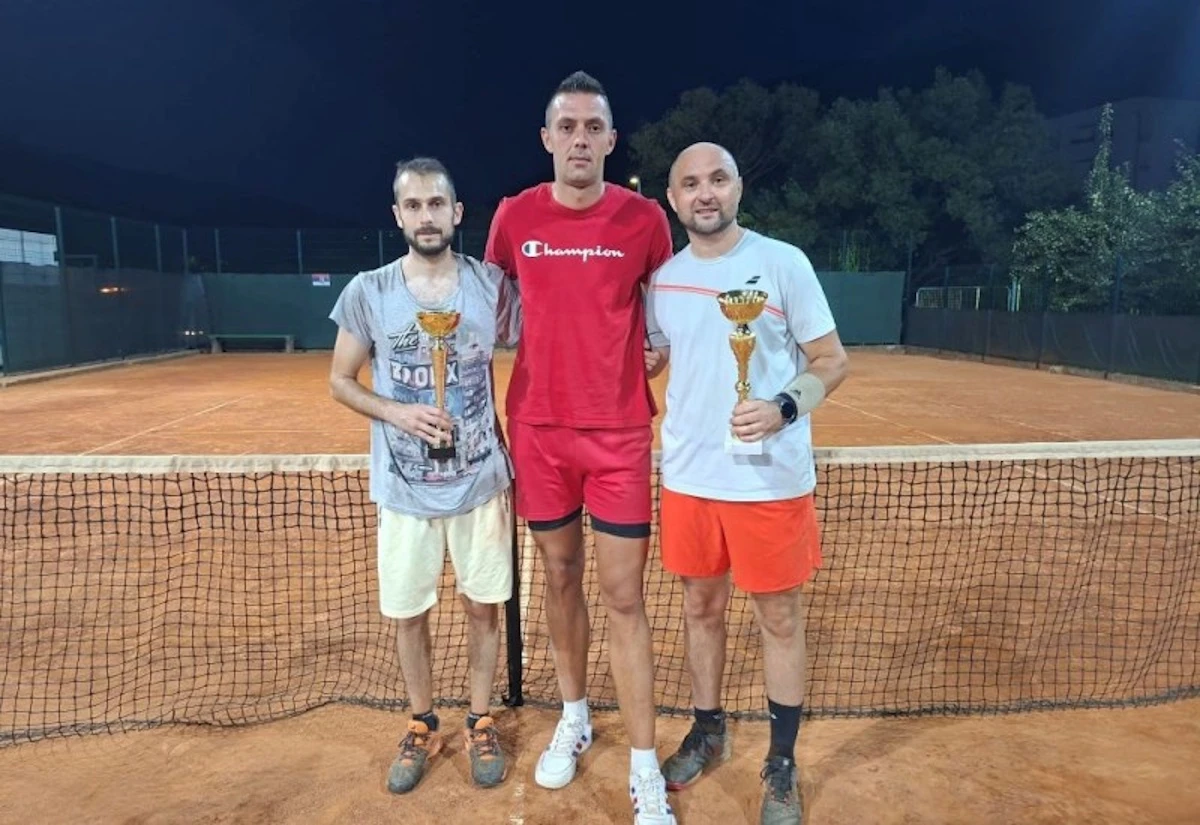 Finalisti Ognjen Pavlović i Nenad Marković sa organizatorom turnira Nikolom Lažetićem