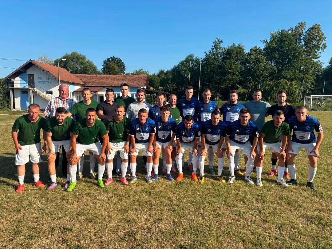 Fudbaleri DSK-a sa stručnim štabom pred meč sa Pribavom. FOTO: Fejsbuk FK DSK Devetak