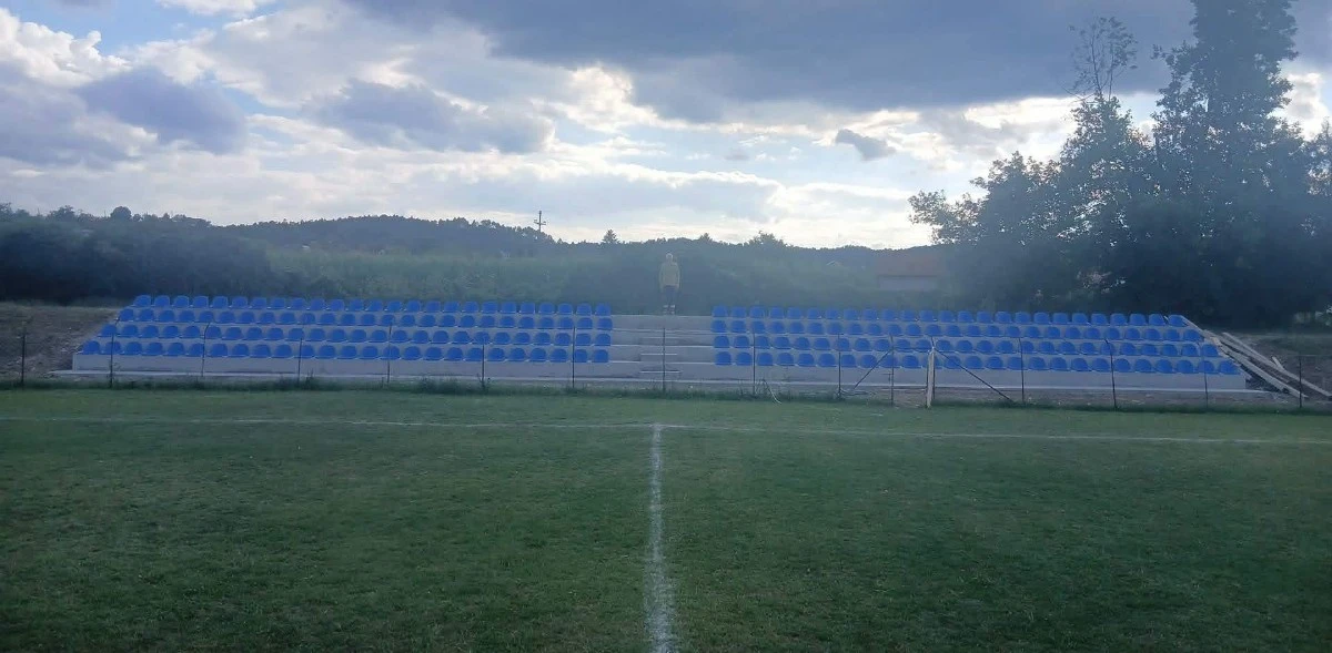 Stadion „Bare“ u Devetaku sa novim stolicama. FOTO: Fejsbuk FK DSK Devetak