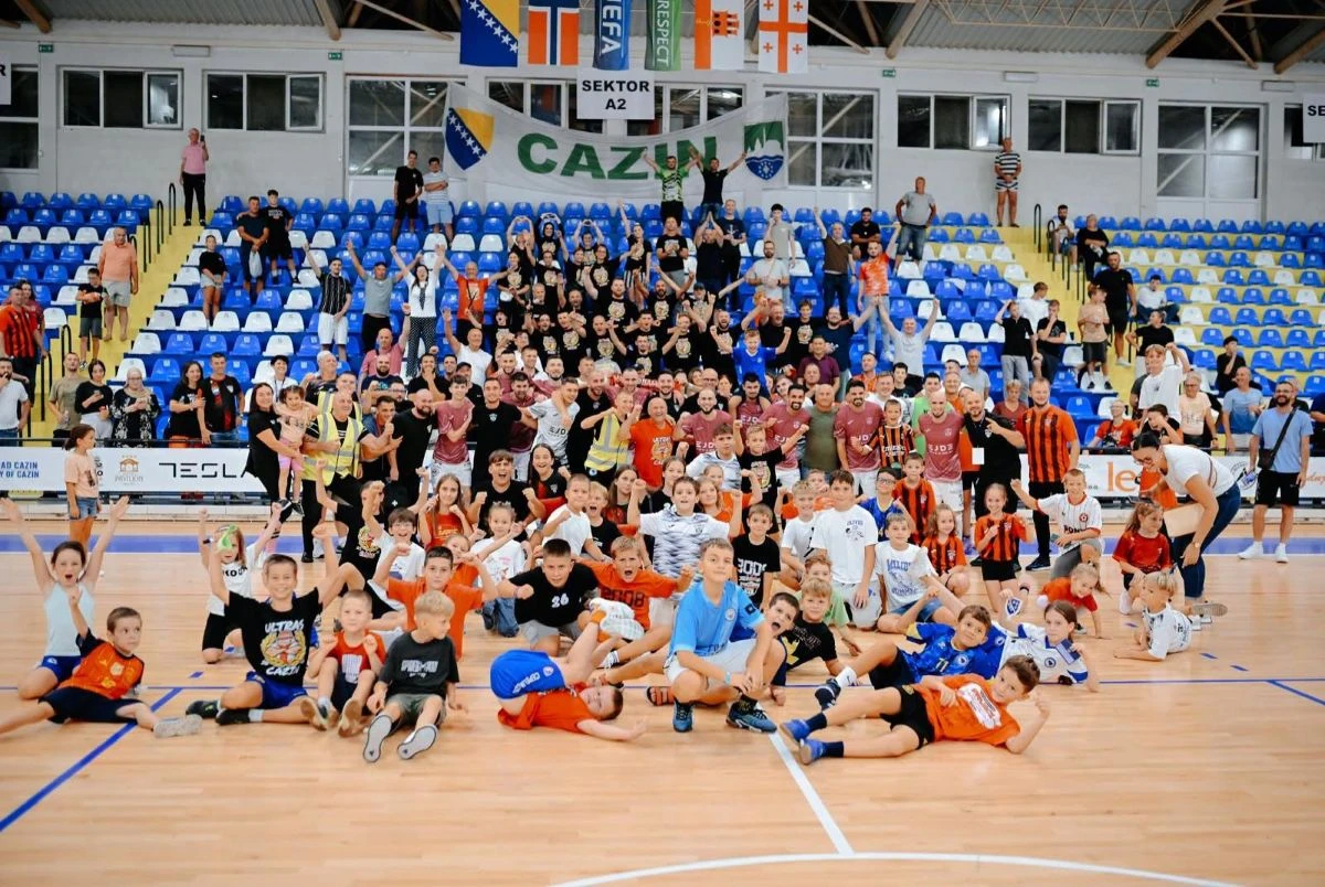 Slavlje igrača i navijača Bubamare nakon večerašnje pobjede. FOTO: MNK Bubamara Cazin