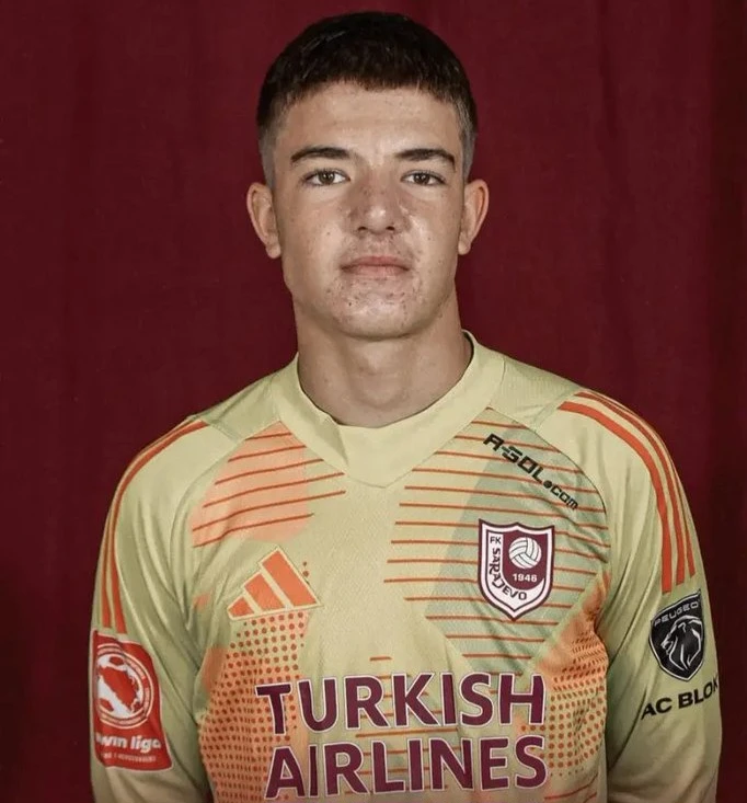 Zvezda Je Veliki Klub Veljko Dobio Otkaz U Sarajevu Zbog Oca Koji Je Odao Pocast Ratku Mladicu Rea