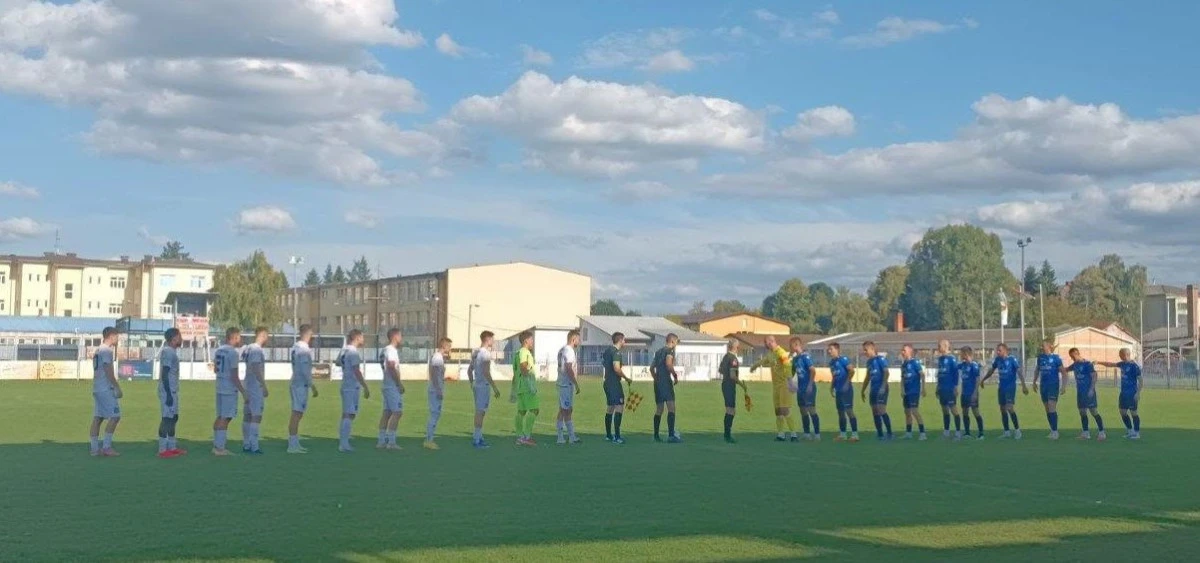 Timovi pred start meča u Derventi FOTO: fejsbuk