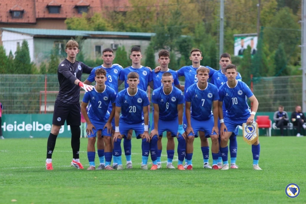 Kadeti BiH pred utakmicu sa Grčkom. FOTO: FS BiH