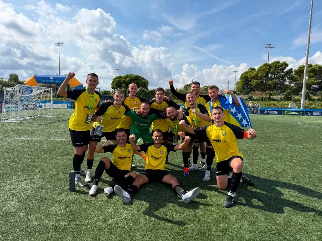 Deling & Ikons Lukavac nakon plasmana u osminu finala EMF Eurokupa. FOTO: Fejsbuk/Mininogometni klub „Deling & Ikons“ Lukavac/EMF