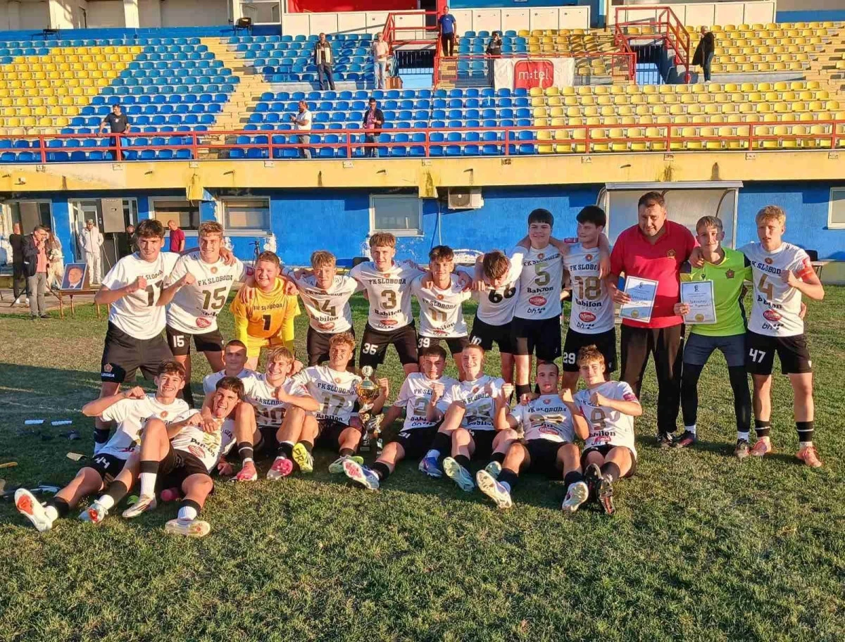 Kadeti Slobode sa peharom osvajača turnira u Modriči. FOTO: Fejsbuk/OSK Sloboda