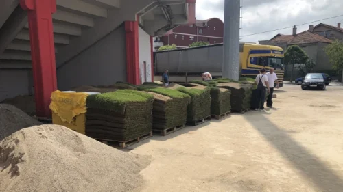 Počelo postavljanje travnate podloge u Kruševcu