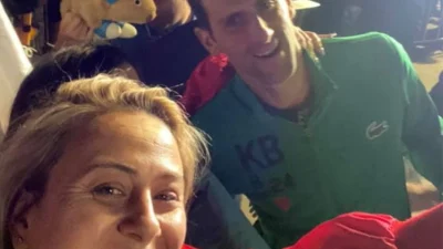 Umoran i Nole i navijači