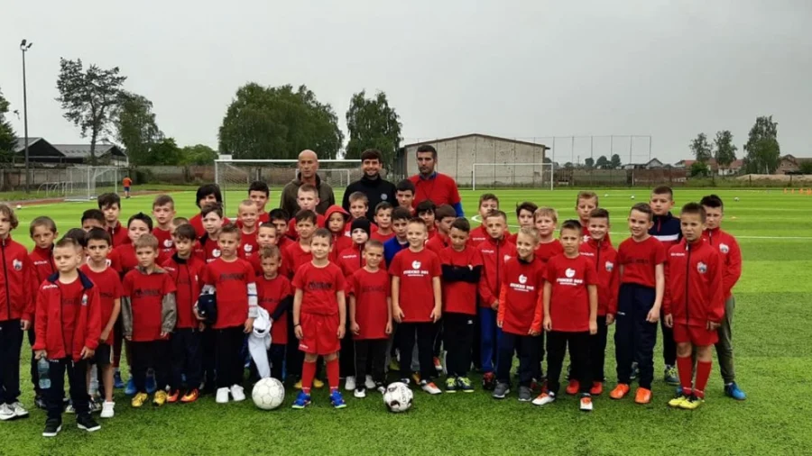Školu fudbala "Derventa" posjetio Sanjin Prcić - FOTO